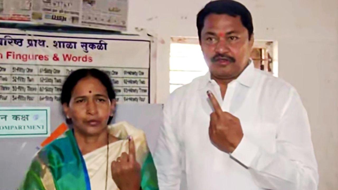 Maharashtra Congress President and party candidate from Sakoli Assembly seat, Nana Patole and his wife show their ink-marked fingers after casting vote in Bhandara, Mumbai. (Pic courtesy: ANI)