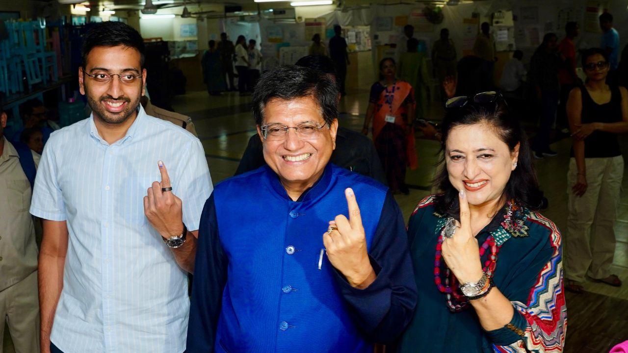 Union Minister Piyush Goyal along with his family members shows his ink-marked finger after casting vote during the Maharashtra Assembly elections, in Maharashtra (Pic courtesy: PTI)