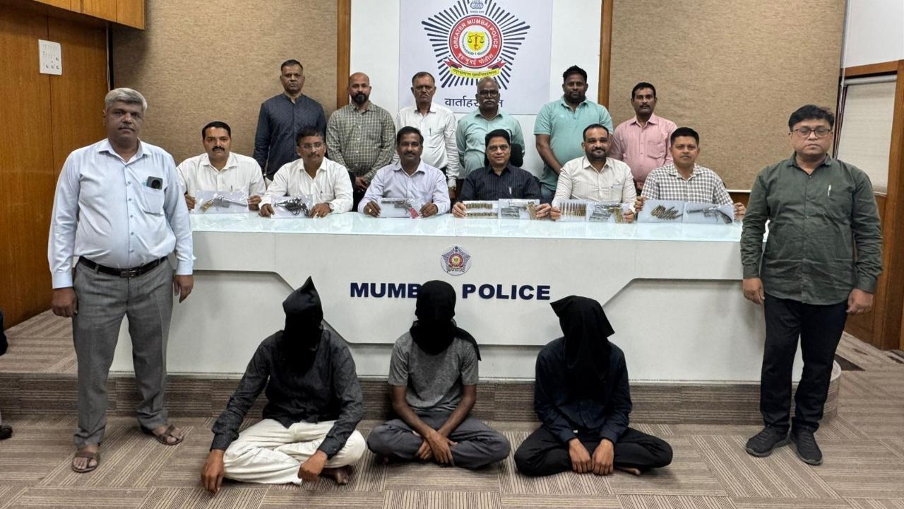 Mumbai Police nabs trio with multiple firearms, live cartridges in Pydhonie