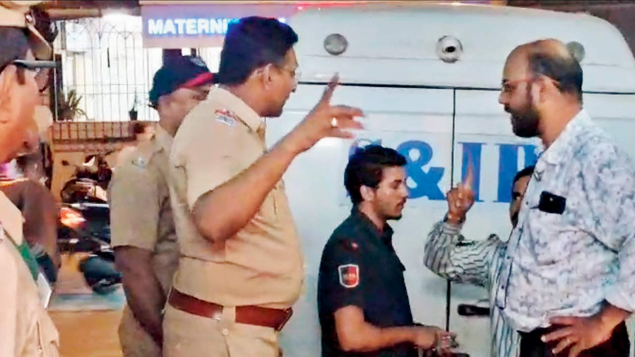 Cash being seized from suspicious vehicles ahead of the Maharashtra Assembly polls . Pics/Hanif Patel