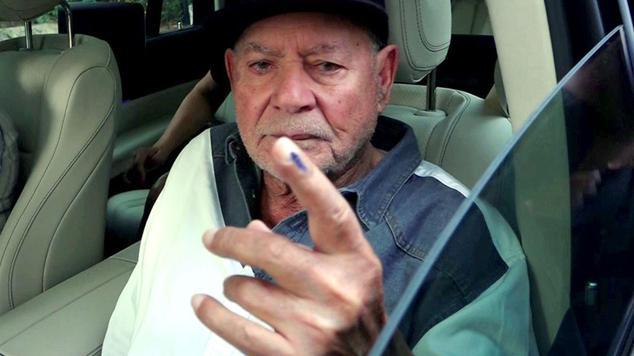 Bollywood film producer and screenwriter Salim Khan shows his ink-marked finger after casting his vote in Mumbai. (Pic courtesy: ANI)