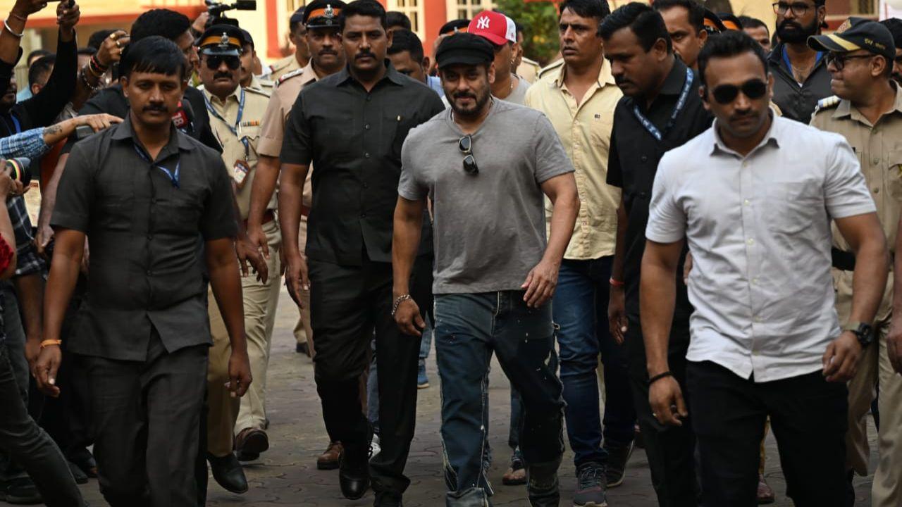 Salman Khan casts his vote at Mount Mary High School polling booth, Bandra (East) in Mumbai. (Pic courtesy: Satej Shinde)