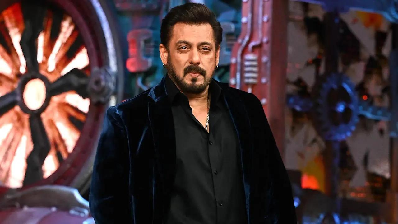 Salman Khan who has received a new threat from the Lawrence Bishnoi gang, has arrived on the sets of the A.R. Murugadoss directorial Sikandar, with his entourage. Read More