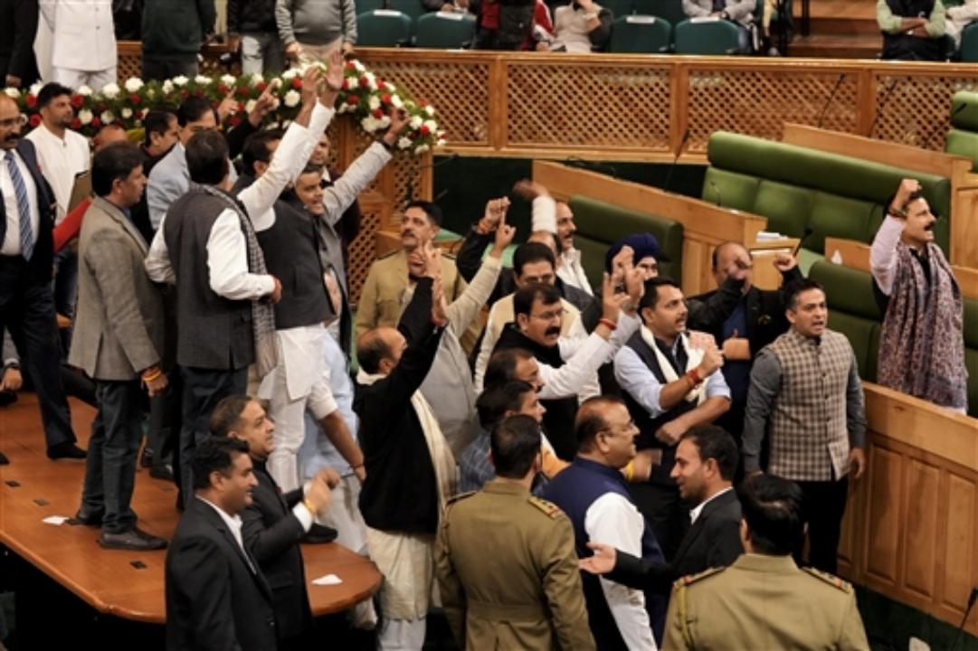 National Conference and Congress legislators raise their hands in support of the resolution to restore Article 370, causing further tensions in the Assembly.