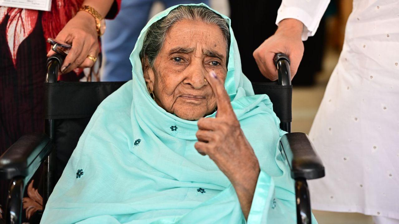 Maimunnisa Abdul Sattar Ansari (aged 80) shows her inked finger after casting her vote in Mumbai. (Pic courtesy: Shadab Khan)
