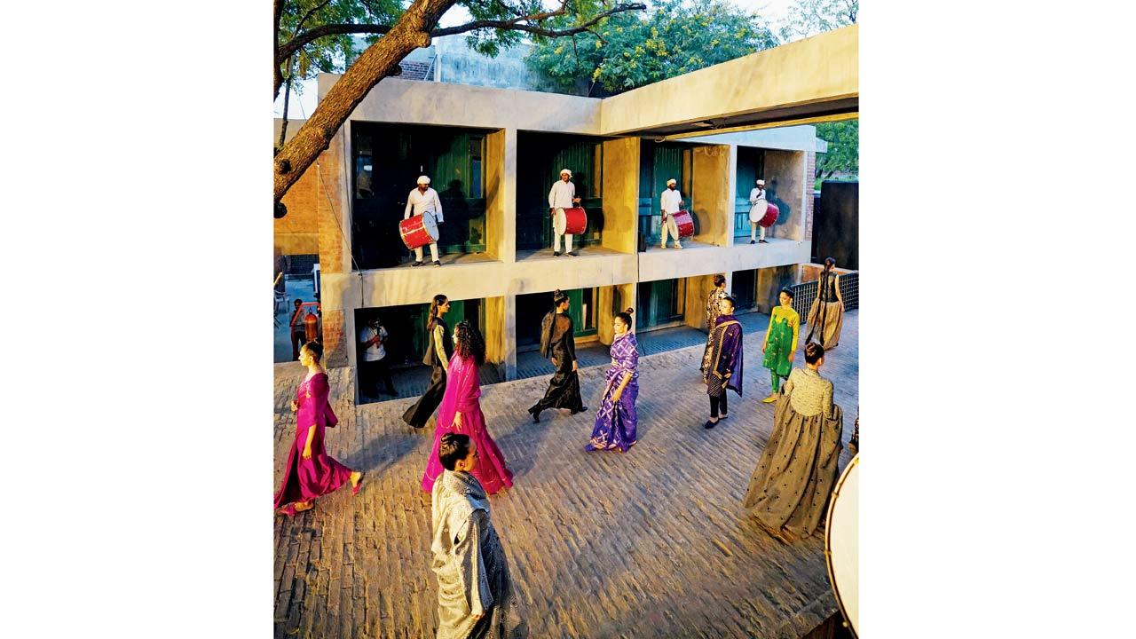 The Raw Mango and Aurus showcase unfolded at the Kanoria Centre for Arts in Ahmedabad, designed by the late BV Doshi. The centre reflects Doshi’s talent, forged from a blend of modern designs and vernacular forms