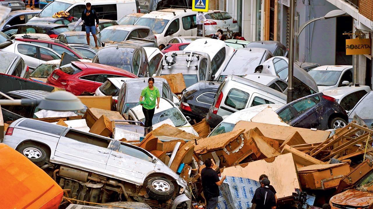 Spain floods Local residents appeal for help as death toll rises to 205