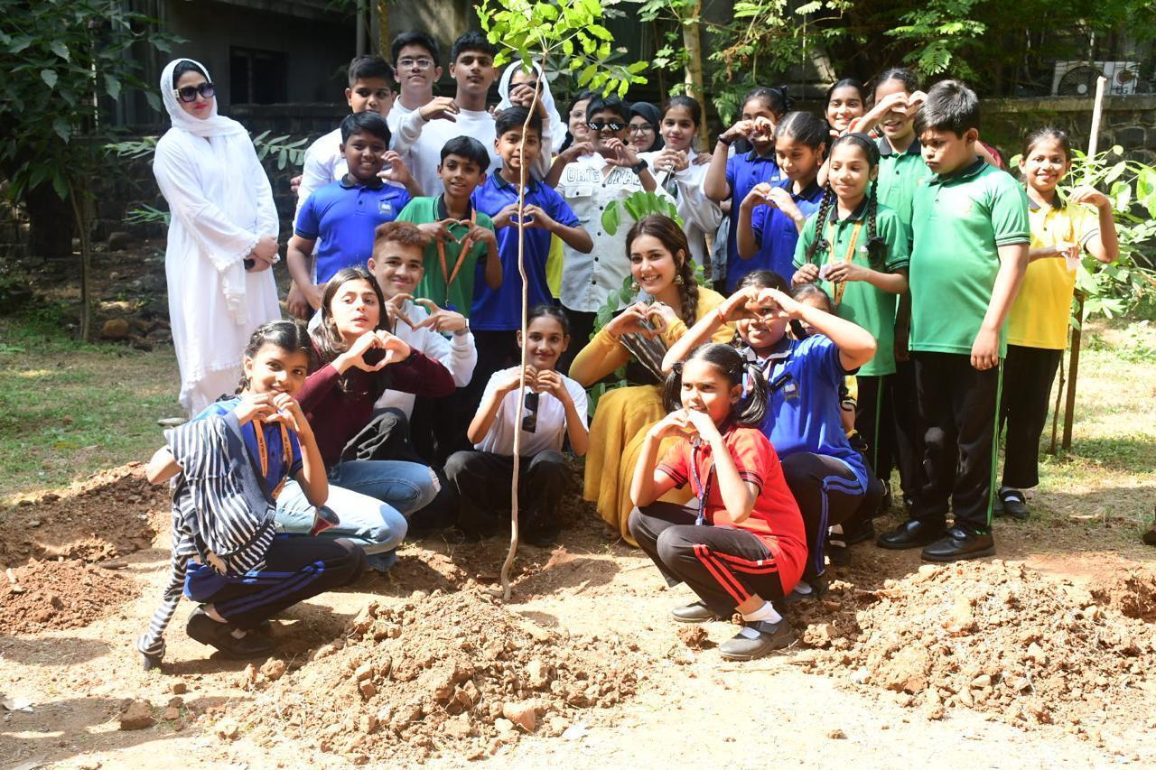 Raashii Khanna planted a sapling with 100 kids
