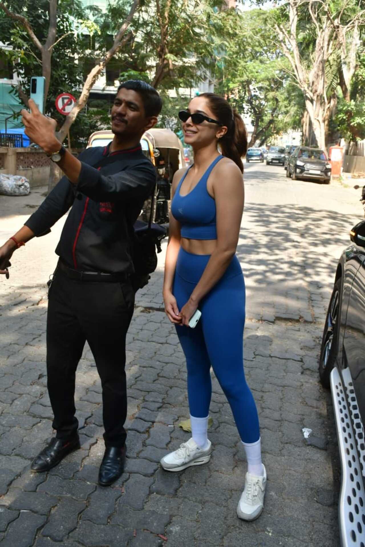 Even though the actress seemed to be in a hurry, she obliged for a selfie with a fan