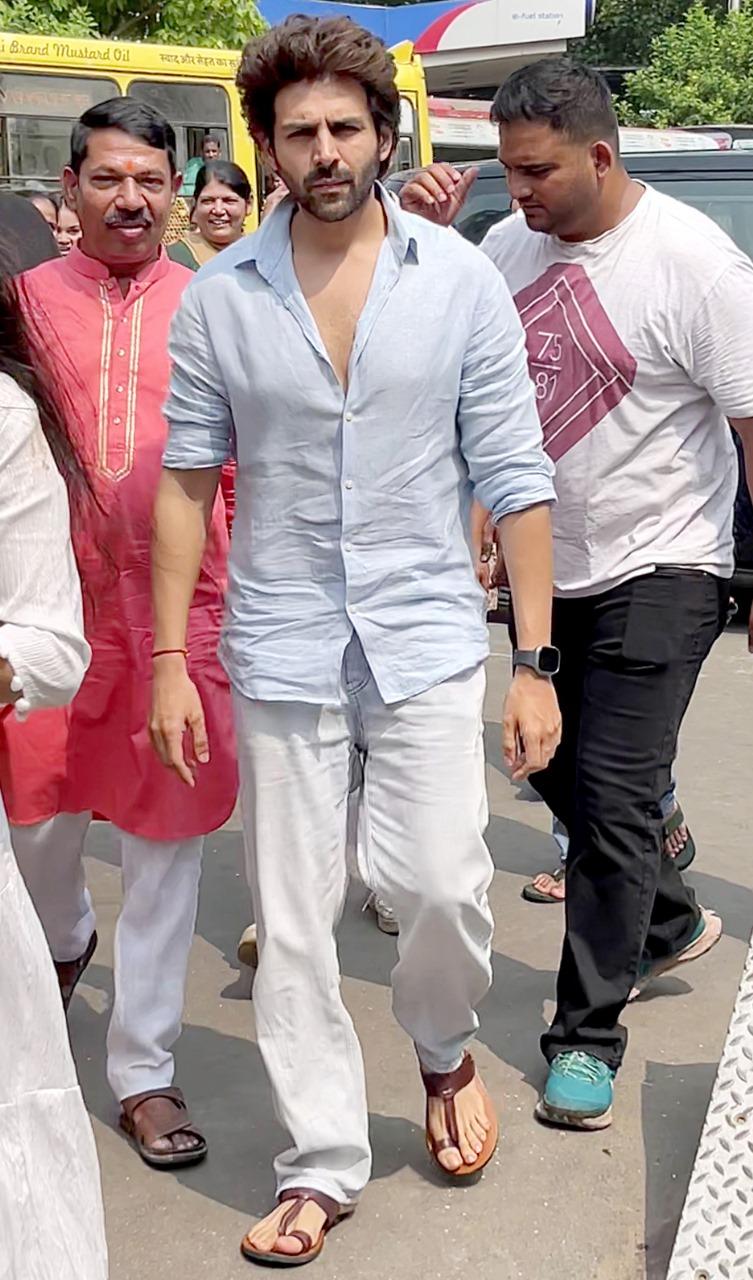 Kartik Aaryan was snapped as he visited Siddhivinayak temple to seek blessings from Ganpati Bappa. The actor visited the temple on the day of Bhool Bhulaiyaa 3 release