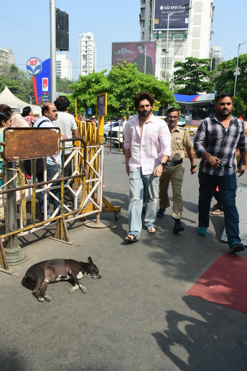 Kartik Aaryan visited the Siddhivinayak temple. The actor was snapped in white shirt and blue jeans