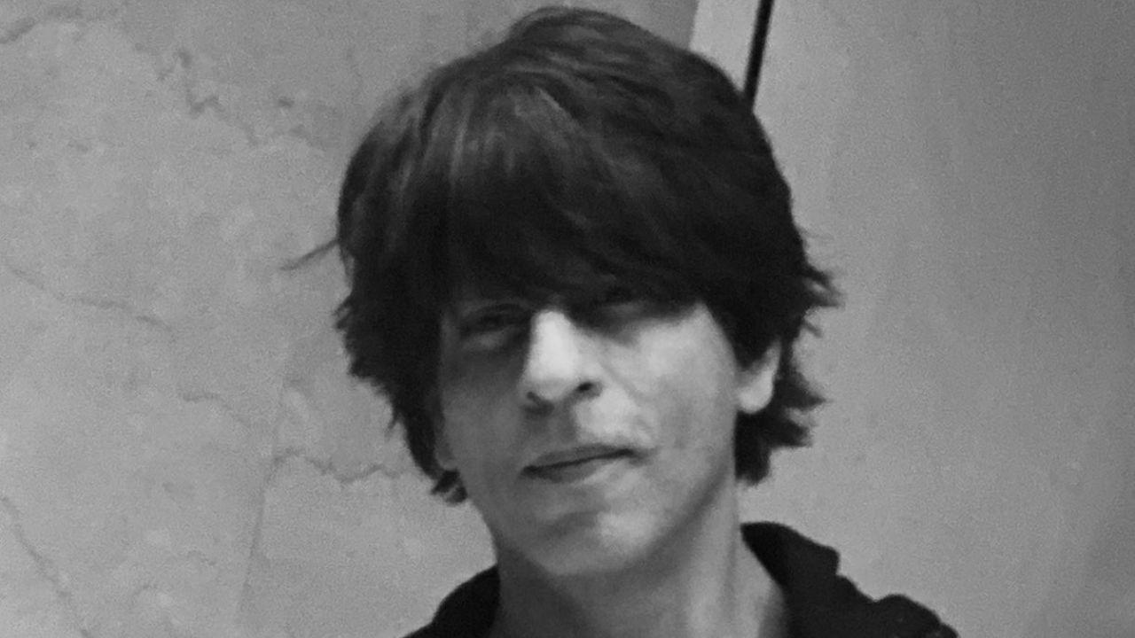 How Shah Rukh landed Fauji, over and above the rigour he showed, is funny, to say the least. At the launch of Samar Khan’s and Sonali Kokra’s book SRK: 25 Years of a Life, he recounted, “I went there, I auditioned and he gave me a sweet role—in the whole Fauji serial, the Colonel orders me to go and count the crows on the tree. I would run and say, ‘There are four crows’. This was my role in the whole serial. I thought this was so strange… How could I tell my family that this was my role? … I did that and it was one of the nicest roles, and they’ve all loved me like a family. I am not saying this with false humility, but maybe the goodness I have at this age is because of the wonderful men and women I’ve met in my life