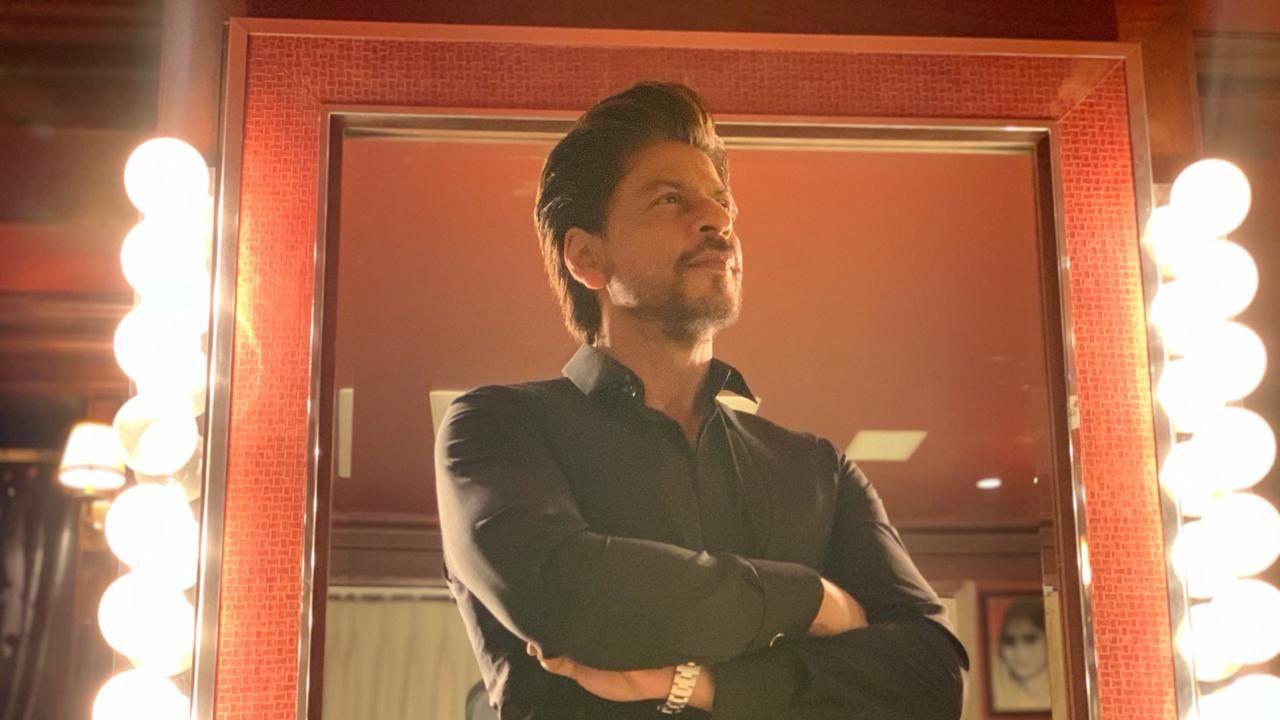 When Fauji was aired, it resonated with people in a big way. Shah Rukh’s charm captivated viewers, propelling him to the forefront of the show. His character, Abhimanyu, became central to the story, showcasing Shah Rukh’s knack for both romance and action. This was the first time he started becoming a household name
