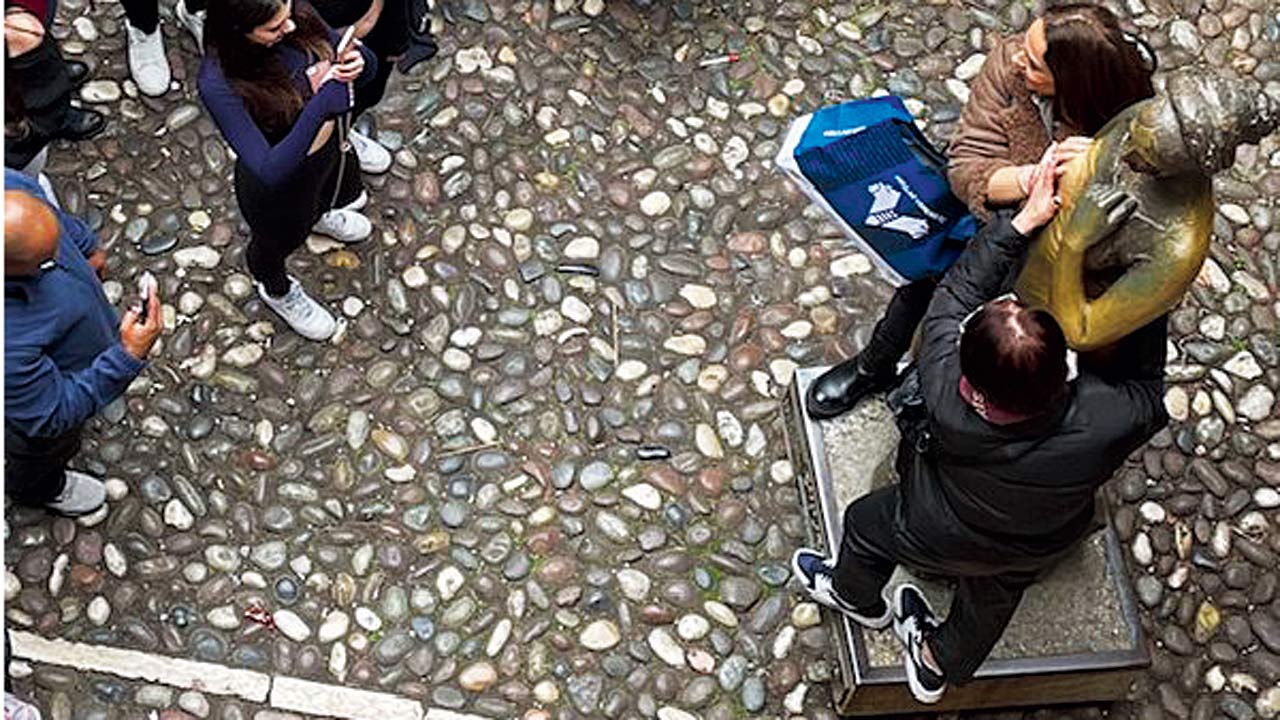 In the poem Fair Verona, Padel captures tourists crowding Juliet’s balcony in Verona, Italy; hands reaching for the statue’s breast—a gesture that feels more like a violation than homage