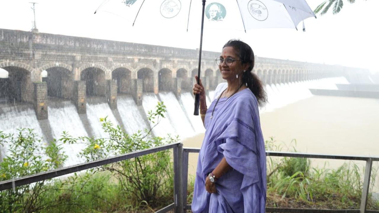 In this picture, Sule keeps it simple with  a lavender saree paired with a plain white blouse. 