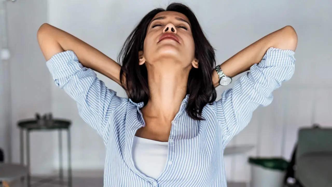  Self-soothe: We encounter plenty of rocky moments in our lives. To deal with them, we must equip ourselves with “the right recovery tools”. Williams lays down a complete chart of food items, including “calming foods” that could help reduce anxiety and release “feel-good” chemicals. In addition to this, she outlines exercises that soothe muscles like our calves, abs, shoulders, hamstrings, etc., which tend to tighten up on a hectic work day