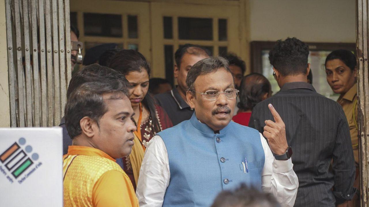 BJP National General Secretary Vinod Tawde shows his inked finger after casting vote at Vileparle Assembly Constituency in Mumbai Suburban district. (Pic courtesy: PTI)