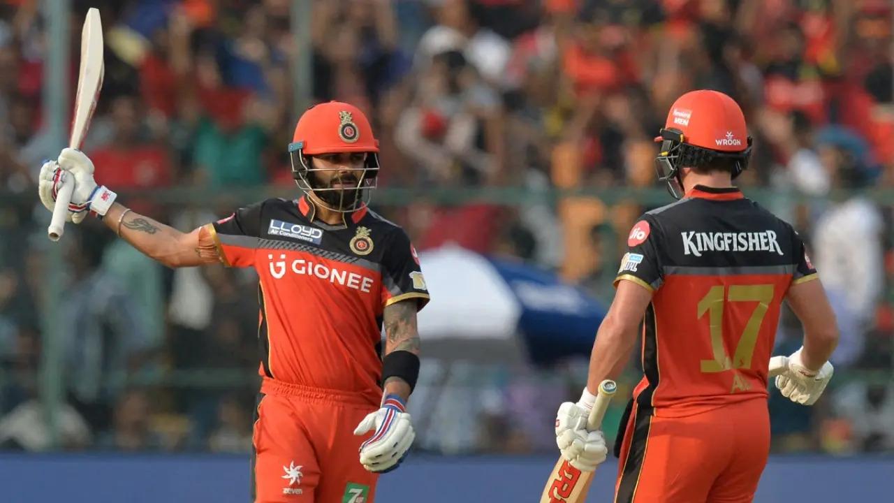 IPL 2015, RCB vs MI
One of the most famous IPL rivalries is Royal Challengers Bengaluru and Mumbai Indians. Opting to bat first, RCB lost the wicket of their opener Chris Gayle for just 13 runs. From there on what Virat Kohli and Ab de Villiers showcased was something extraordinary from the home crowd of the 