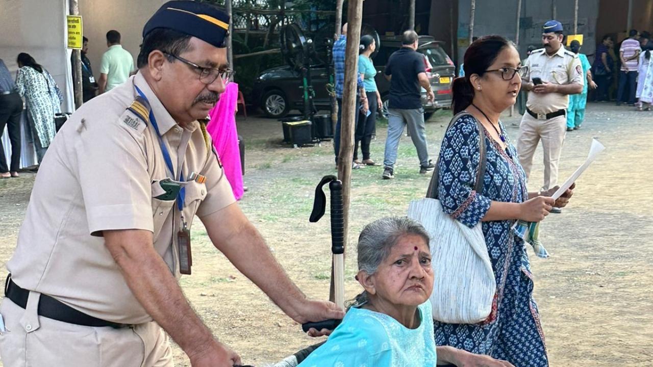 Over 30,000 police personal were deployed on security duty in Mumbai for the Maharashtra assembly elections, officials said. Pics/Team mid-day