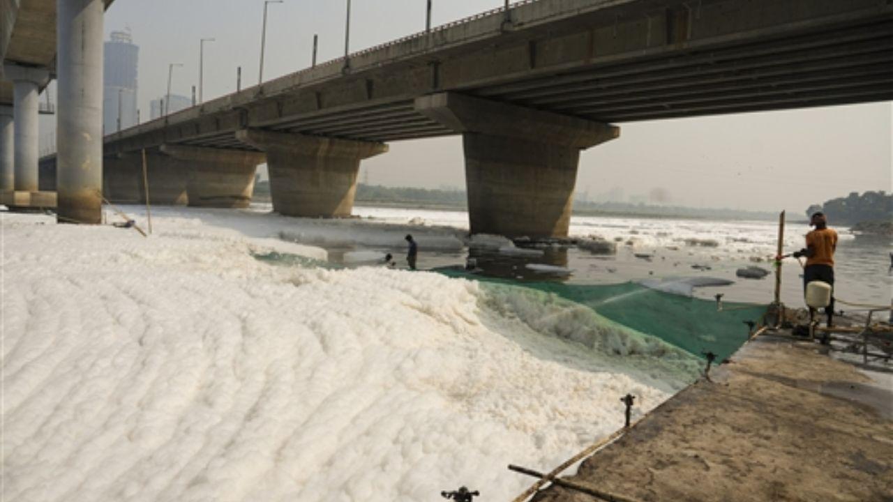 A thin layer of smog engulfed parts of the national capital on Sunday, and the Air Quality Index (AQI) continues to be in the 'very poor' category. 