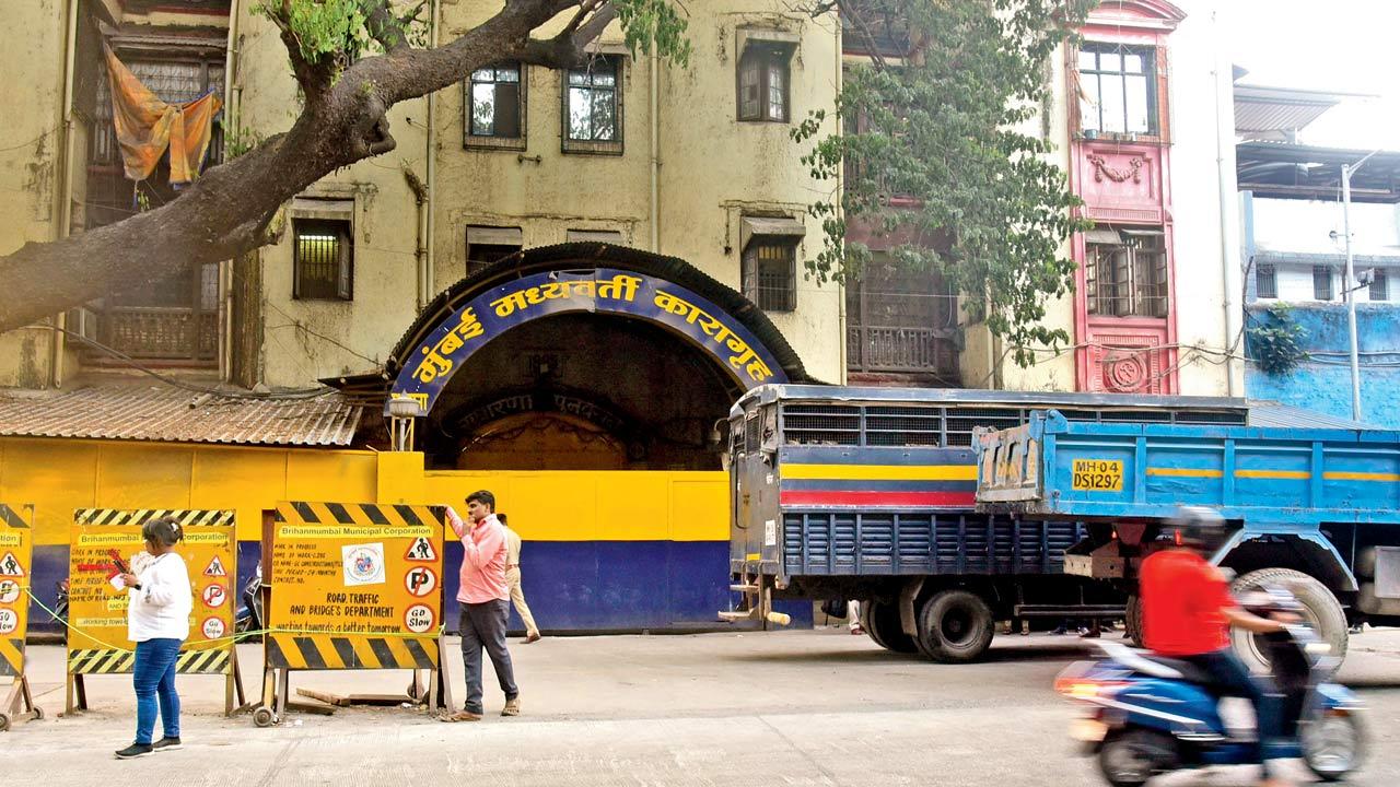 Arthur Road Jail, where 20 gang members allegedly involved in the firing outside Galaxy Apts and Baba Siddique’s killing are lodged. File pic/Atul Kamble