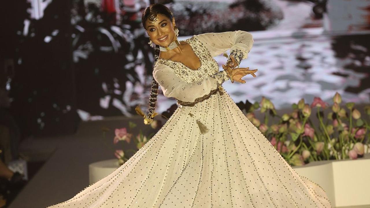 Dance and music at Payal Singhal showcase
Designer Payal Singhal’s showcase, Tazhib, which drew inspiration from the Arabic art of gilding, featured a dance performance by actor Shriya Saran. Dressed in an ivory and gold anarkali, she performed a graceful Kathak dance to the tune of ‘In Aakhon Ki Masti’. Singer Vidya Vox also performed at this showcase.