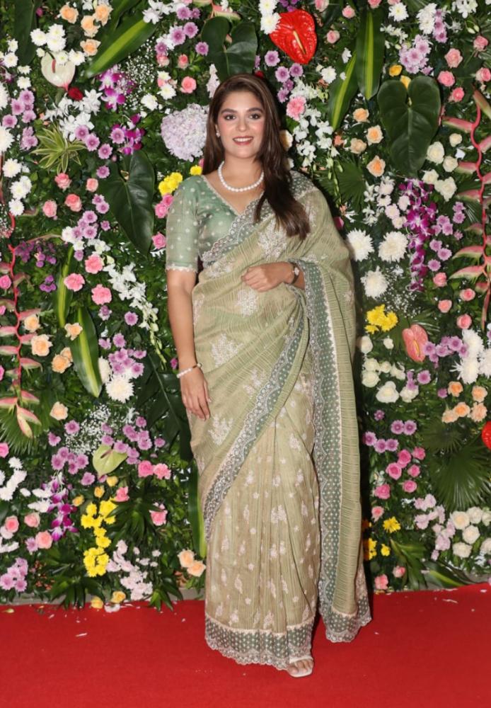 Pooja Gor looked elegant in a saree, which she paired with a pearl nechlace and earrings. 