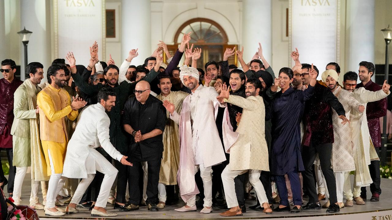 Baaraat-style entry for Tasva show
Viewers were in for a refreshing treat as Ranbir Kapoor, the showstopper for Tasva’s ‘Baaraat’ collection, along with other models, entered the runway in a true Baaraat style, making everyone groove. (Pic: PTI)