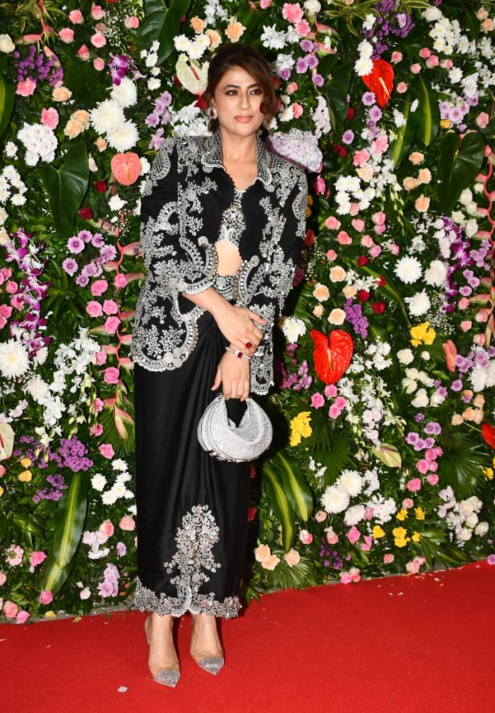 Tahira Kashyap Khurrana wore a black and silver emboridered indo-western outfit. She matched it with transparent pump heels and minimal jewellery. 