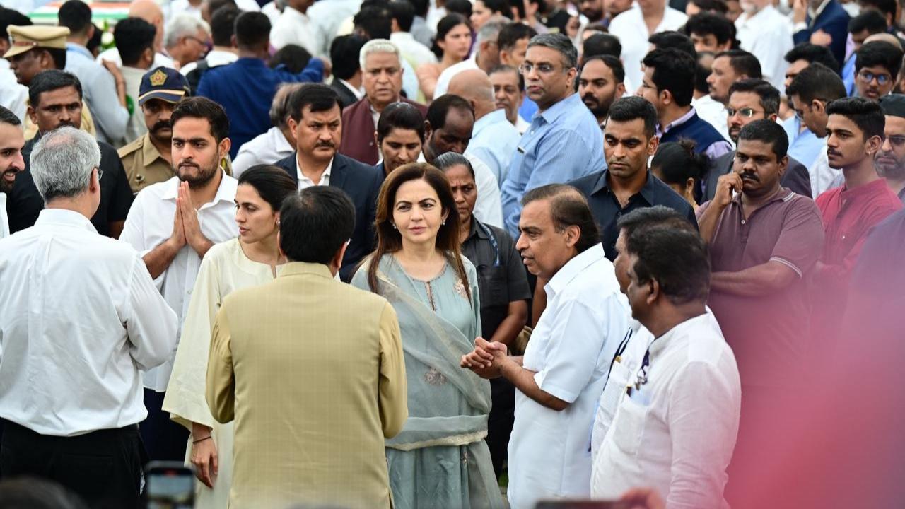 Accompanied by wife Nita, son Aakash and daughter-in-law Shloka, Ambani came to pay homage where the mortal remains were kept for the public. Pics/Shadab Khan