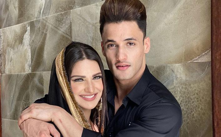 Himanshi Khurana and Asim Riaz
Bigg Boss 13 was one of the hottest seasons of the reality show, and it was in the house that Asim and Himanshi met. While Himanshi was engaged when she entered the show, Asim fell for her almost immediately. Himanshi later broke off her engagement after realizing her feelings for Riaz, and the duo started dating. However, Himanshi recently posted a long note announcing her breakup with Riaz.