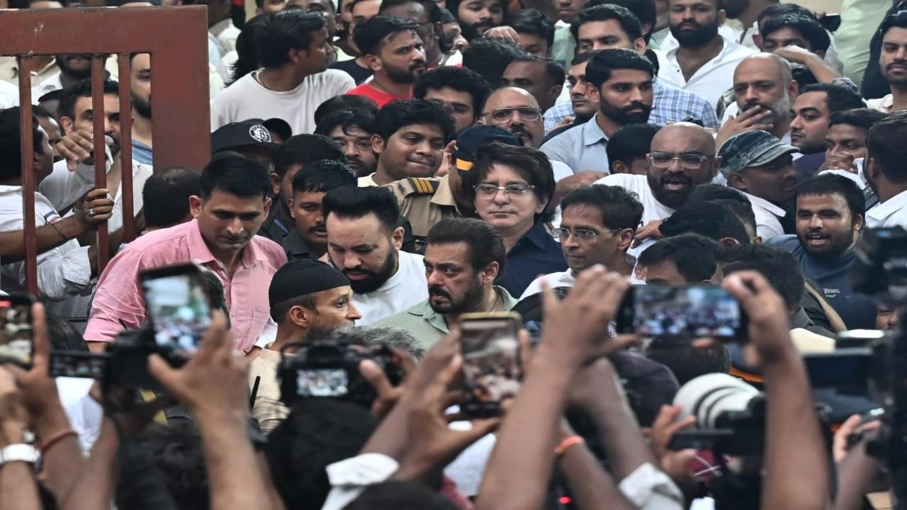 Salman Khan leaves Baba Siddique's home in Bandra on Sunday evening. Pic/Satej Shinde