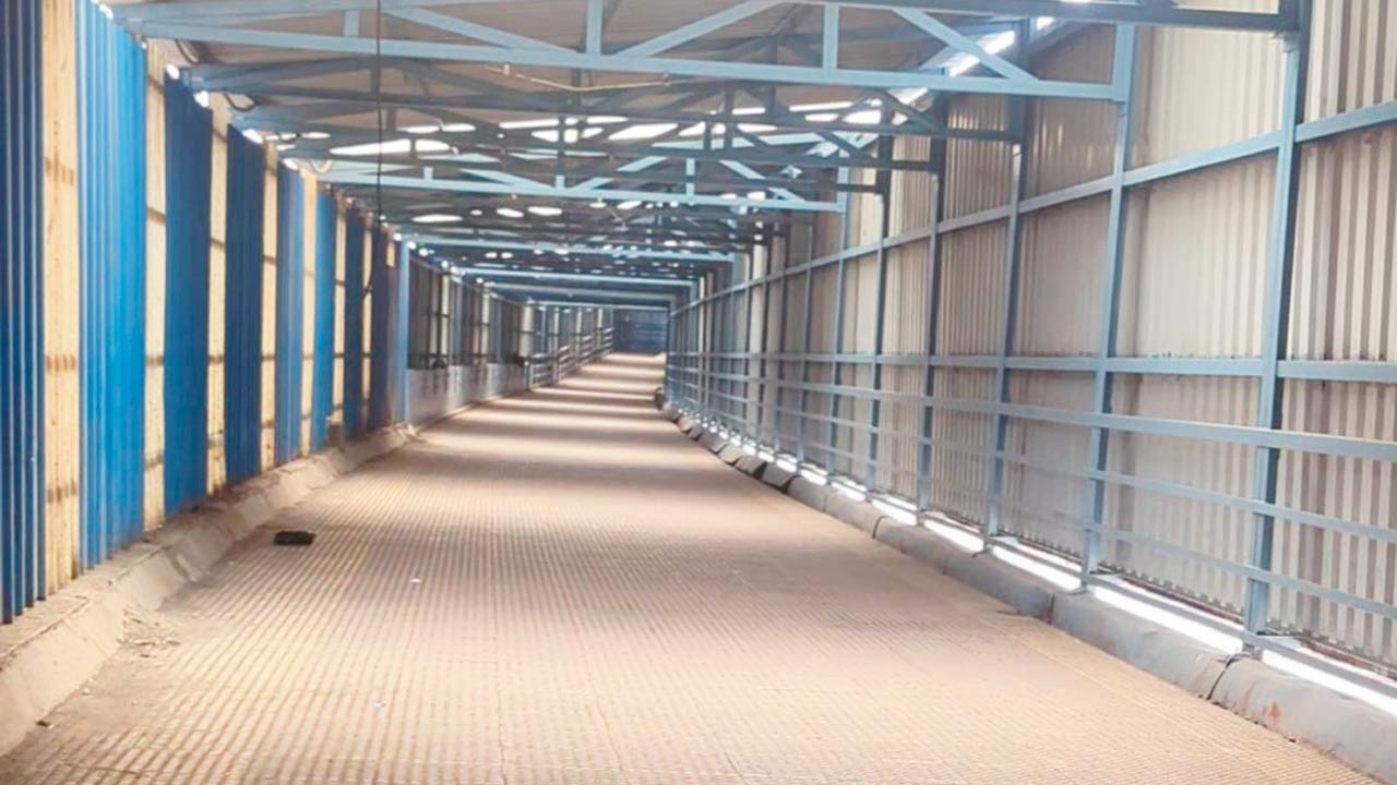 The deserted skywalk that links Khar station and Bandra Terminus