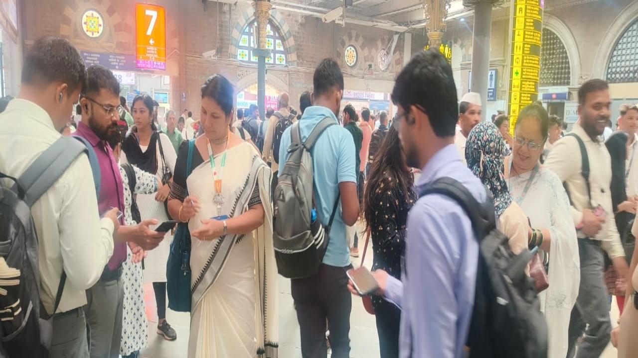 Rs 2-lakh fine collected from 765 ticketless travelers at CSMT in Mumbai under 'Nav Durga' drive 