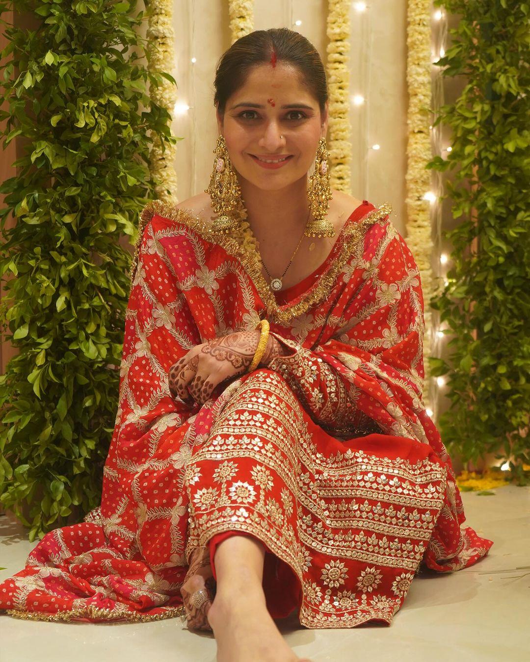 With huge golden earrings, light makeup, and her hair tied back in a bun, Arti looked stunning like a queen. We believe this outfit is perfect for impressing your better half!