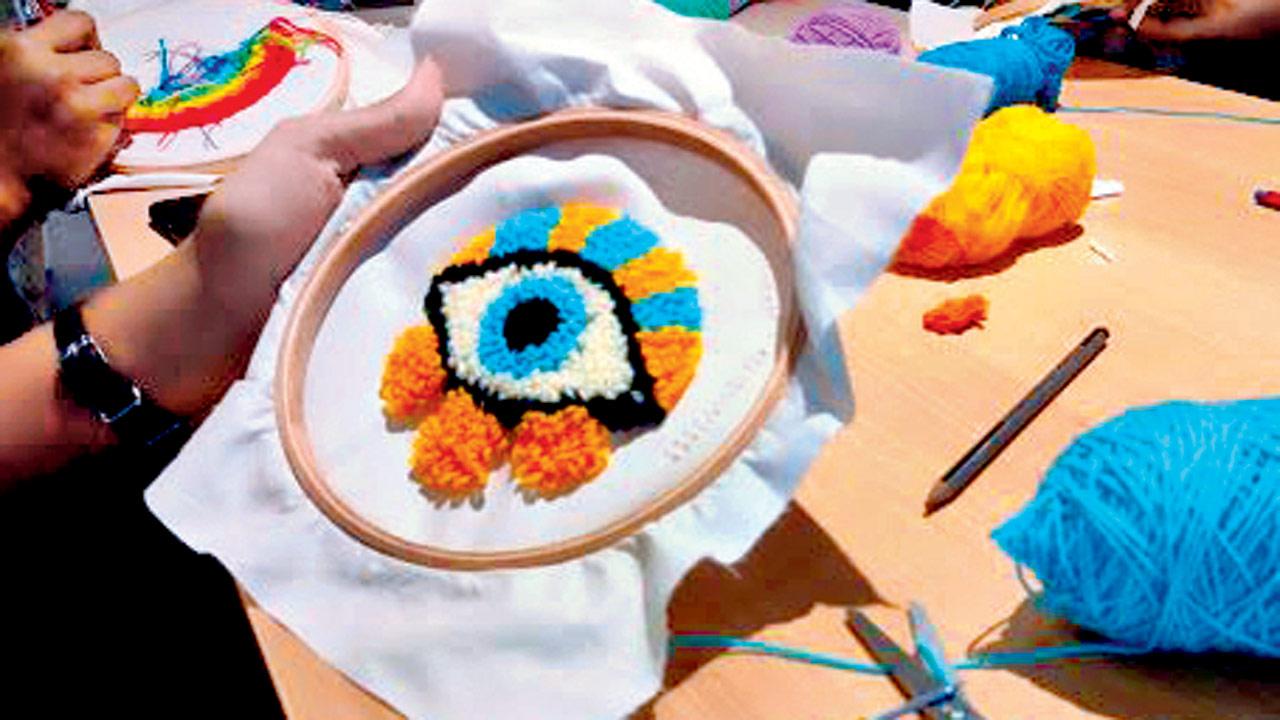 The kit includes a hollow needle, thread, and a cloth canvas 