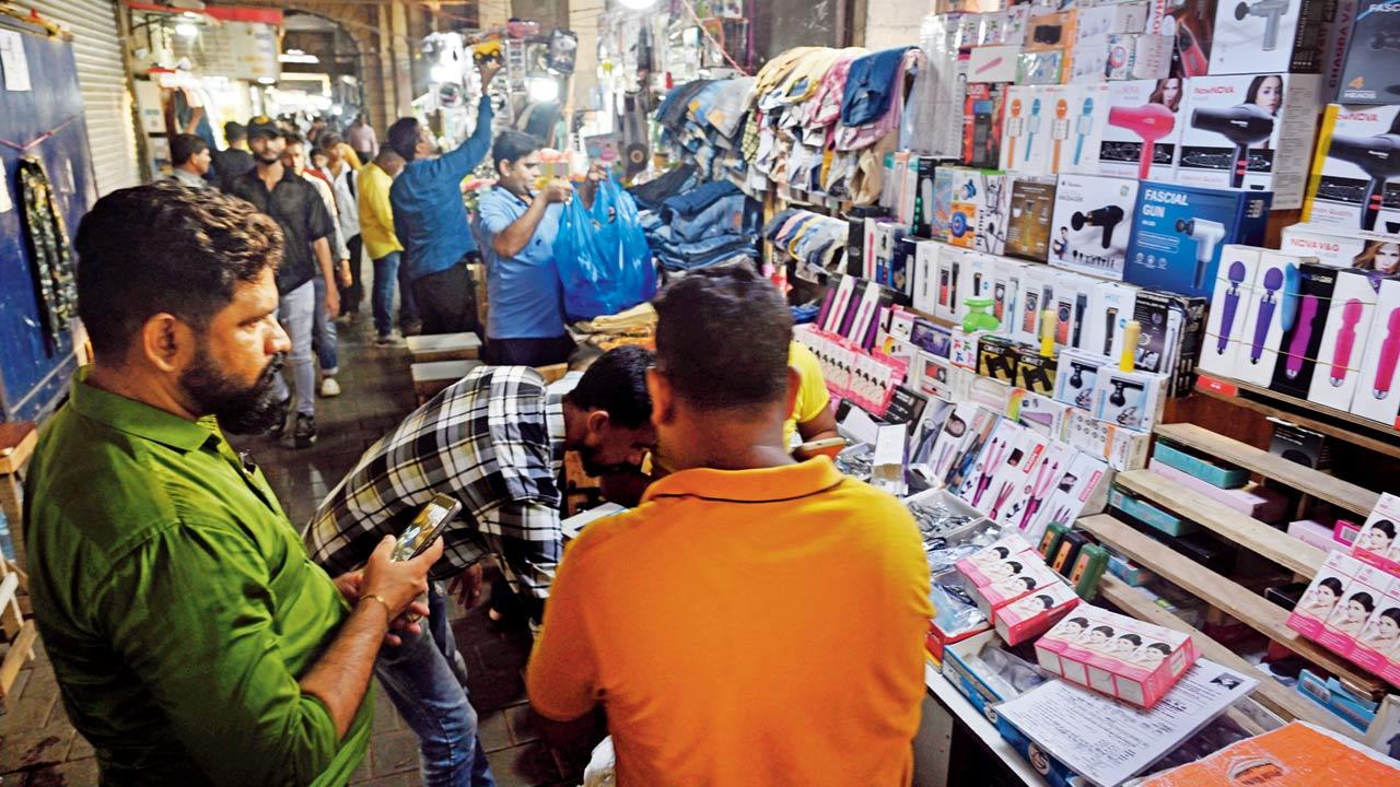 Civic officials crack down on hawkers on D N Road following the high court’s orders