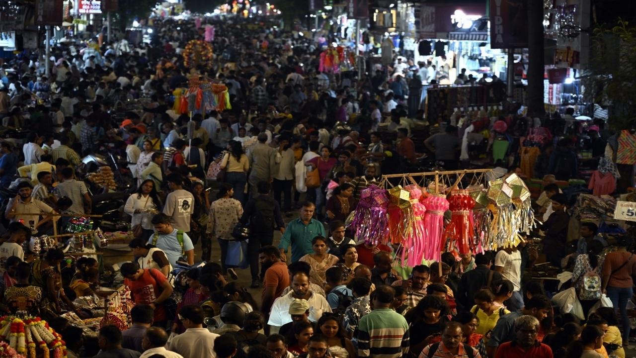 On Saturday, the Dadar market came alive and sellers made good sales on clothes, lanterns and other Diwali essentials