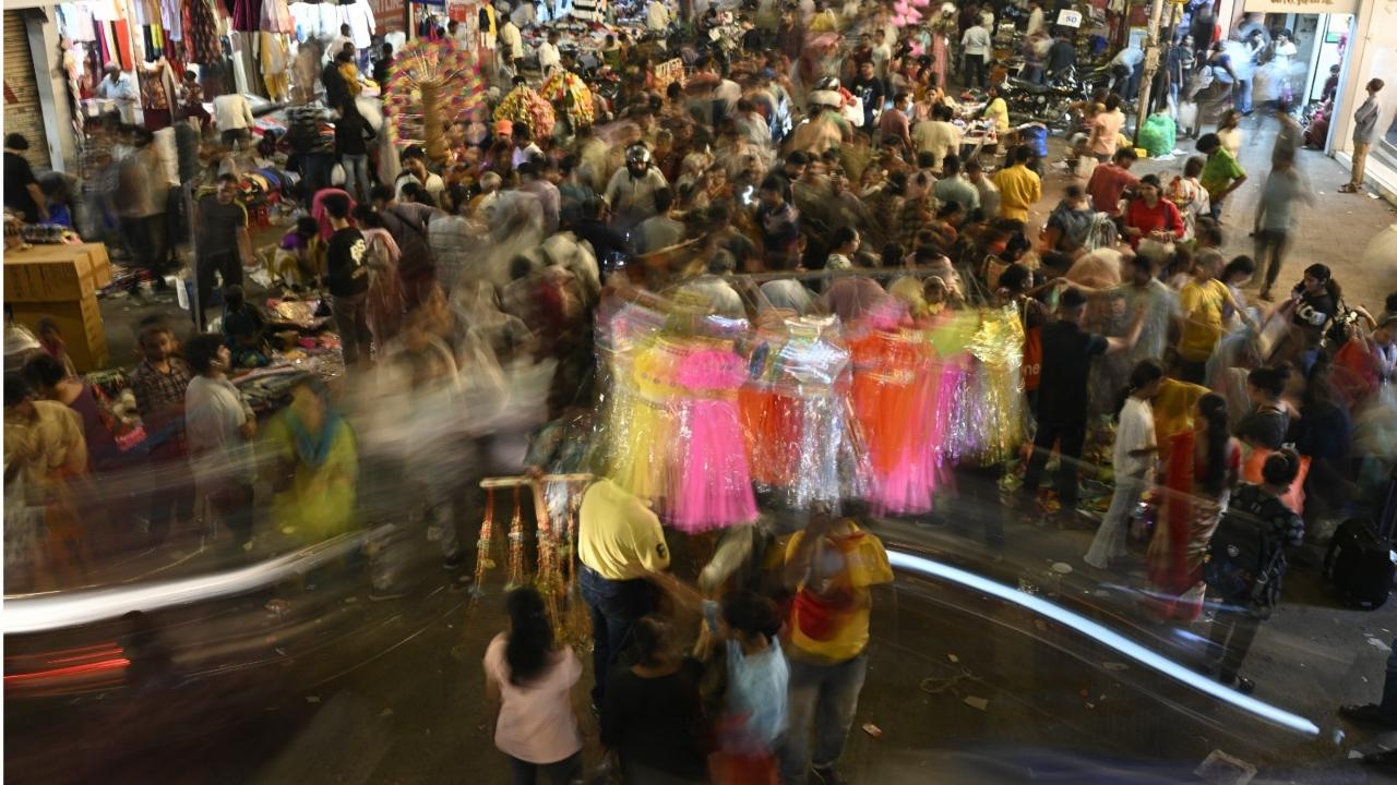 Buyers usually get products for a cheaper price at Dadar market