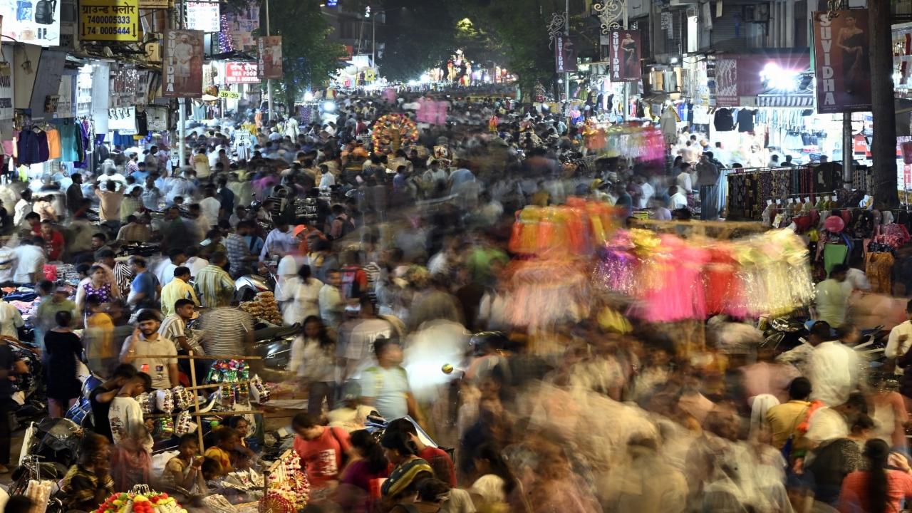 The scenes were no different on Saturday night too, as Mumbaikars continued shopping even after 10 pm