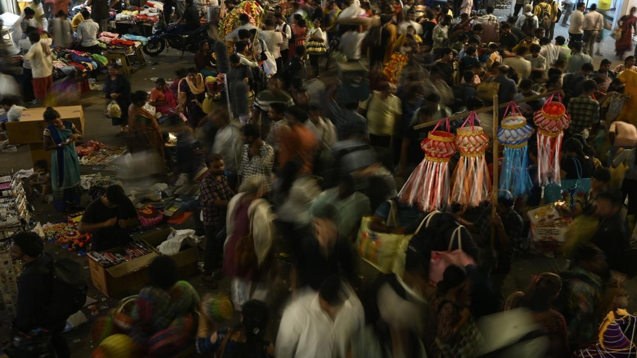 Every year, the Dadar market comes alive during the festive season