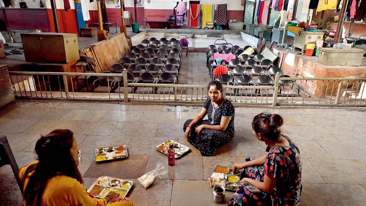 Rajendra Javale plays the dholki while his troupe members sing at Pune’s Aryabhushan Tamasha Theatre. This is not just where they perform and rehearse but also where they sleep, eat and dry their laundry. Pics/Ashish Raje