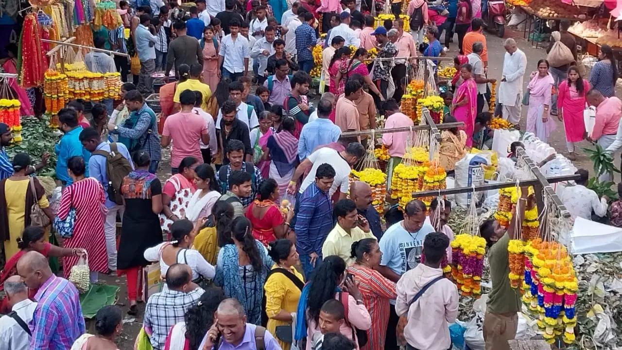 Dadar Market
The hub of fresh flowers, Dadar market is your go-to place to shop for décor and puja items. It also houses household items and a few apparel shops. (Mid-day File Pic/Ashish Raje)