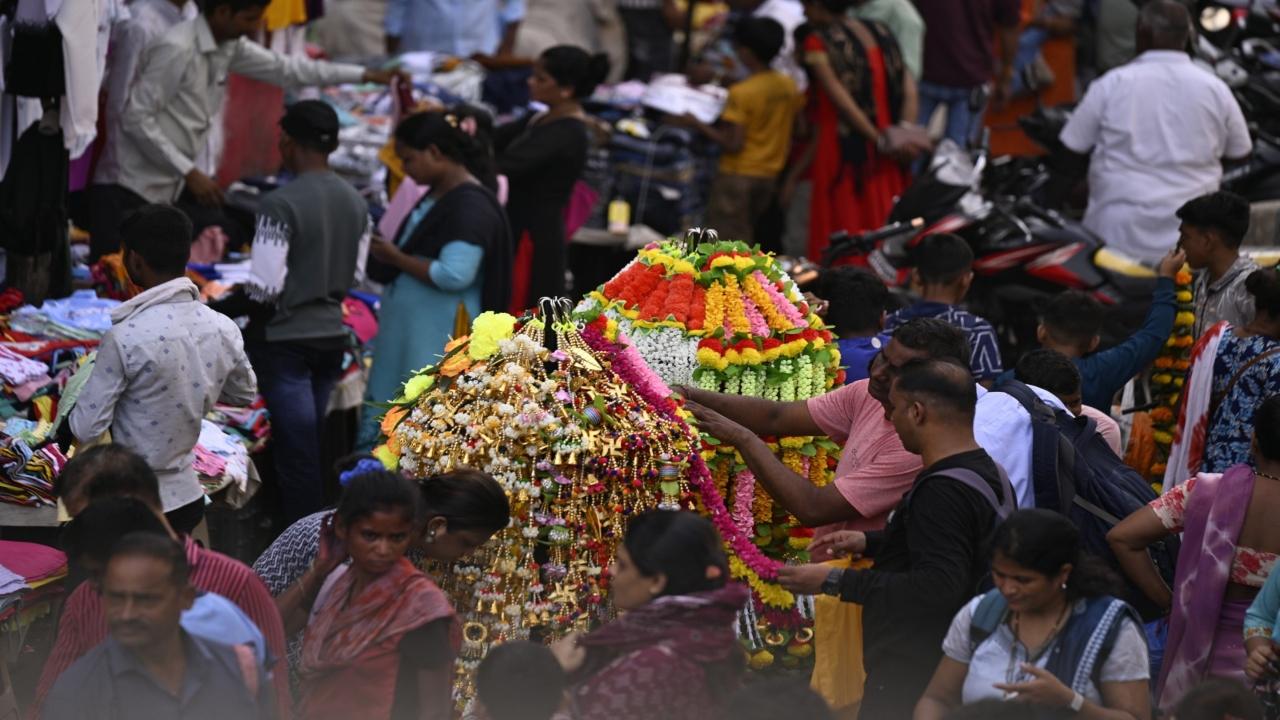 The festive crowding at Dadar is likely to continue till Sunday