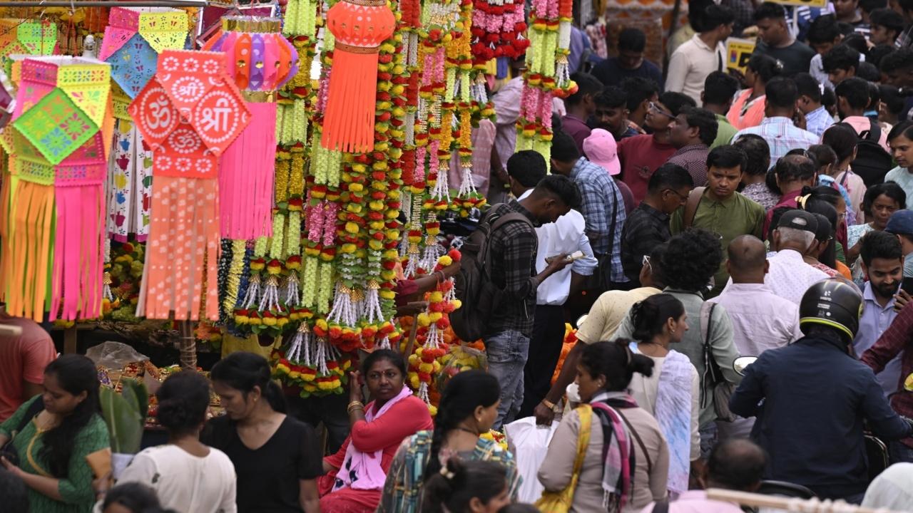 Though most homes have been lit up for Diwali 2024, some last-minute buyers purchase lanterns at Dadar