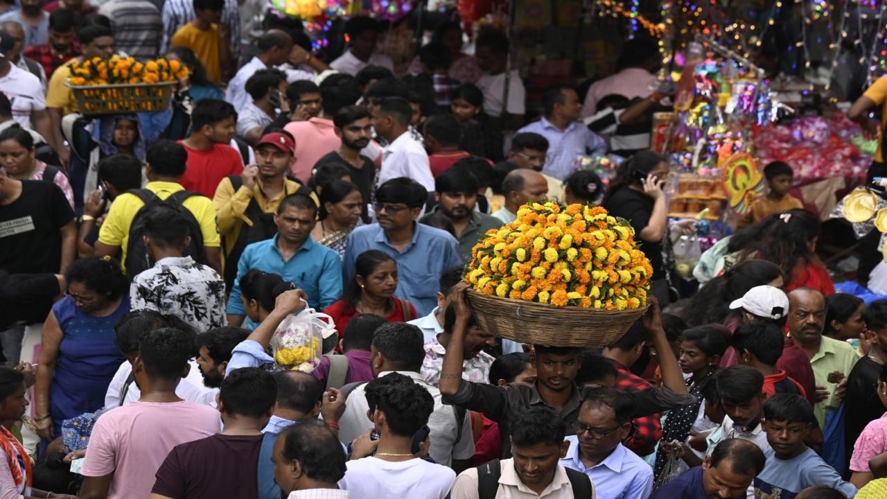 Marigold garlands were a hot favourite among shoppers, with sellers continually unloading stock as the crowds grew throughout the evening