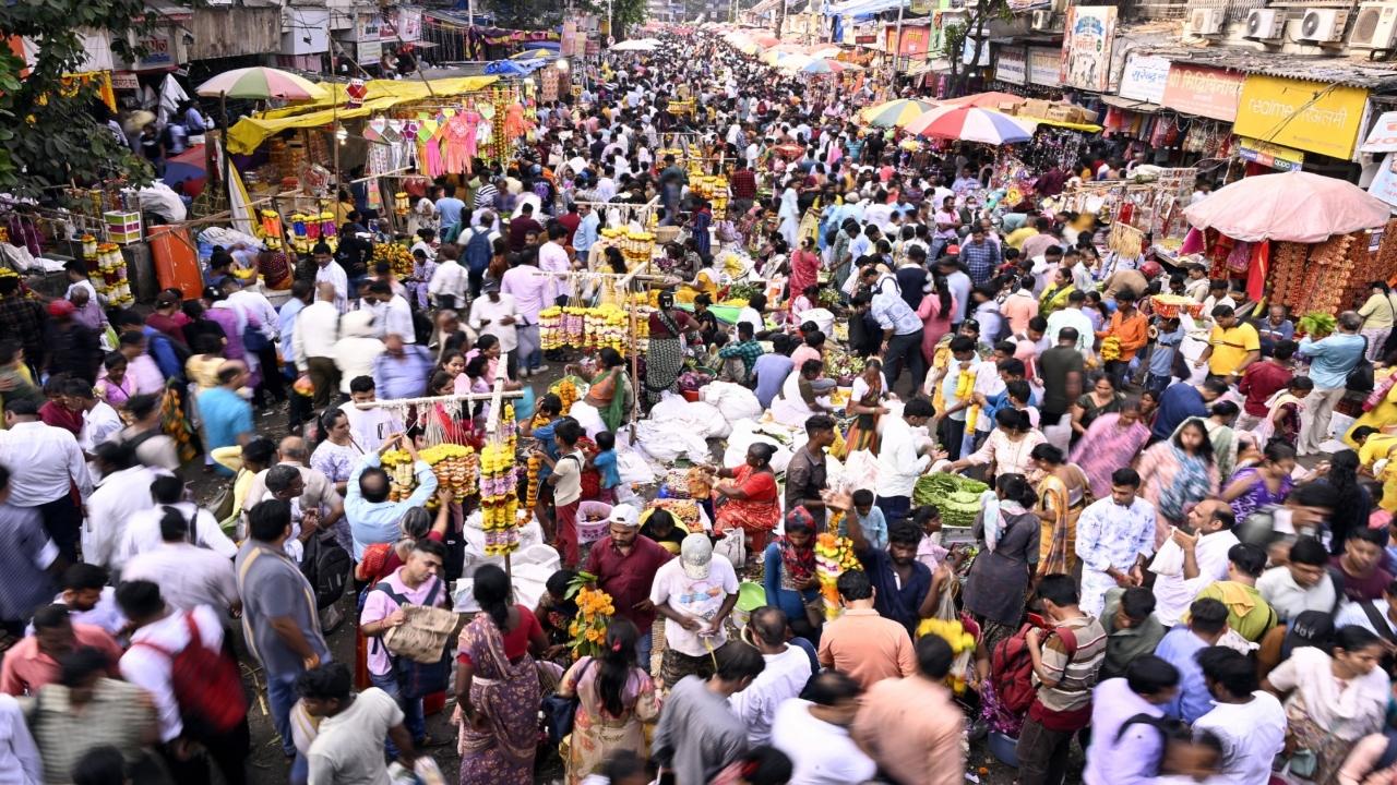 Mumbaikars flock to Dadar Market to buy fresh flower stock in bulk at great prices