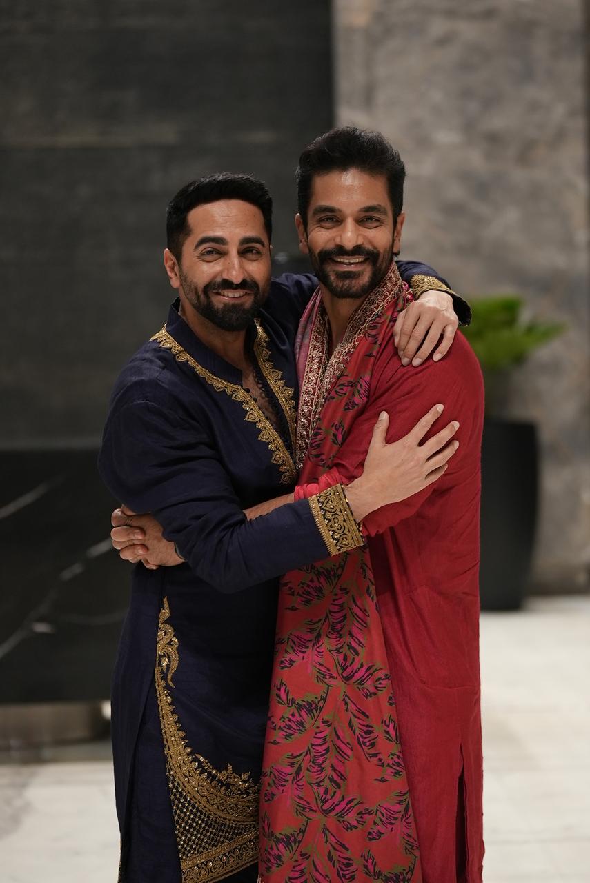 Angad Bedi looked very smart in a red kurta. The actor and Ayushmann shared a sweet 'jaadu ki jhappi'