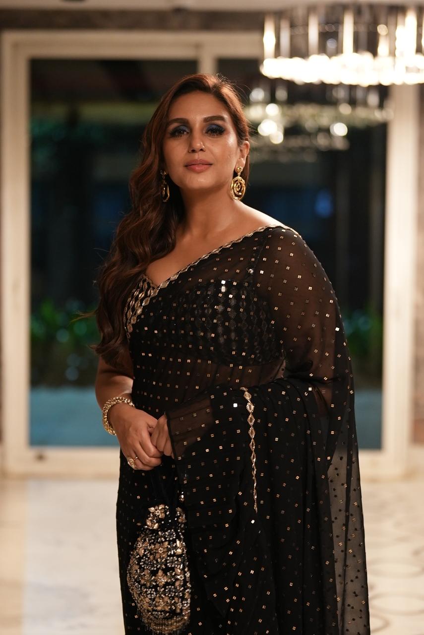 Huma Qureshi was among the guests who went to attend Ayushmann Khurrana and Tahira Kashyap's Diwali bash. The actress stunned in a shimmery black saree 