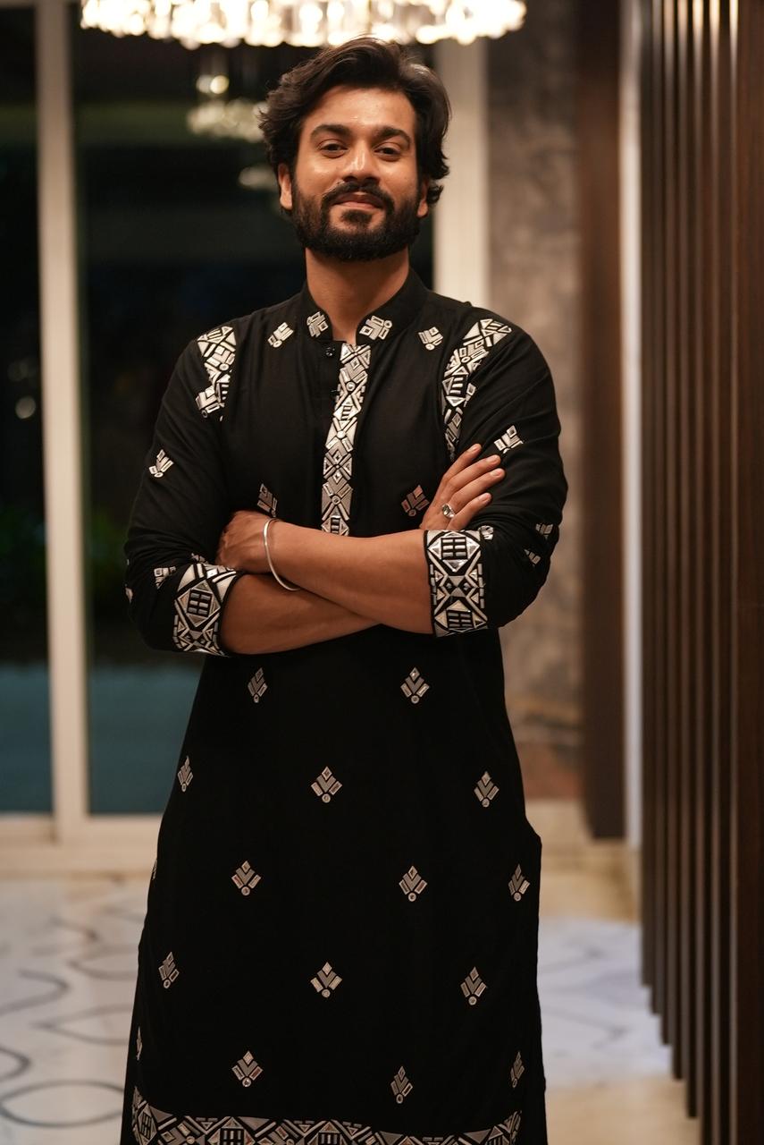 Sunny Kaushal made jaws drop as he strick a pose in a black kurta. We are sure that he has left his fans drooling